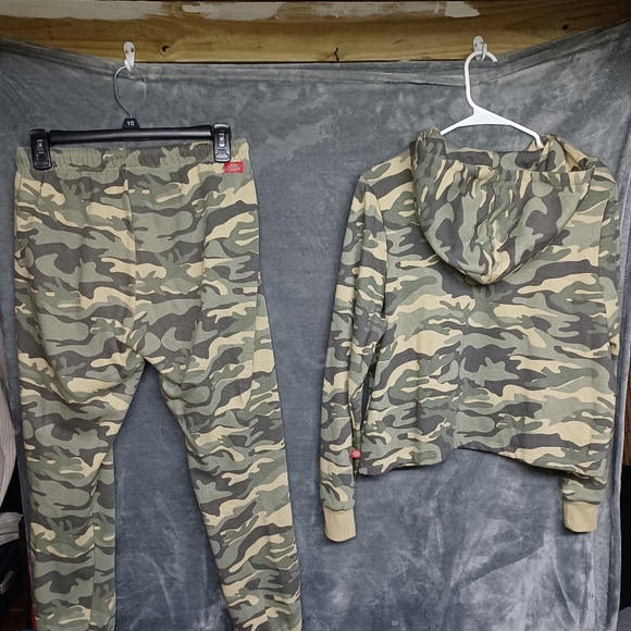 🔥Brand New Dickies Camo Sweatsuit🔥 Bottoms Size S Top Size L Never Worn - Picture 2 of 4